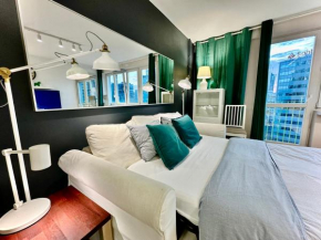 GREEN 3 metro WiFi 65’TV Netflix HBO AppleTV AmazonTV Disney, Warsaw